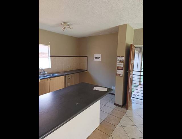 2 BEDROOM APARTMENT FOR SALE IN MOOIKLOOF RIDGE ESTATE